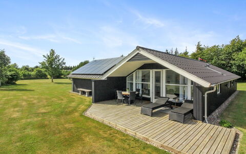 Harmen - 1.1Km from the Sea: Appartement, Ombre, Balcon, Chaise, Clôture, Mobilier De Jardin, Aluminium, Gazon Artificiel