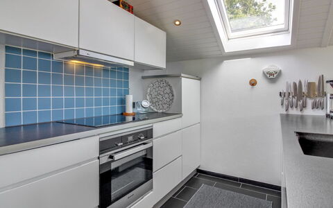Harmen - 1.1Km from the Sea: Appartement, Ombre, Balcon, Chaise, Clôture, Mobilier De Jardin, Aluminium, Gazon Artificiel