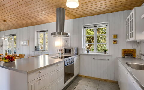 Othelia - 1.8Km from the Sea: Sol, Bois, Design Intérieur, Plafond, Cuisine, Comptoir, Sol, Luminaire, Cabinetry, Appareil De Cuisine