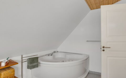 Othelia - 1.8Km from the Sea: Luminaire Plomberie, Baignoire, Sol, Salle De Bains, Sol, Design Intérieur, Plomberie, Robinet, Évier