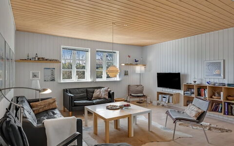 Othelia - 1.8Km from the Sea: Design Intérieur, Meubles, Sol, Mur, Bois, Plafond, Sol, Parquet, Luminaire, Salon