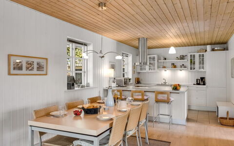 Othelia - 1.8Km from the Sea: Meubles, Design Intérieur, Sol, Luminaire, Cuisine, Bois, Plafond, Chaise, Comptoir, Sol