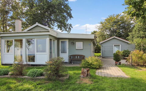 Isalie - 200M from the Sea: Domicile, Maison, Chalet, Arbuste, Zone Résidentielle, Siding, Porte, Toit, Lot Terre