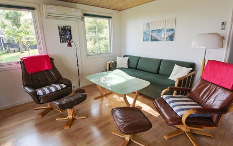 Isalie - 200M from the Sea: Meubles, Bois, Sol, Design Intérieur, Sol, Salon, Pièce, Chaise, Tache De Bois