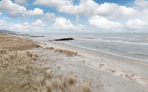 Gonda - 500M from the Sea: Toit, Maison, Domicile, Chalet, Siding, Biens, Allée, Batiments Jardin, Cour, Cabanon