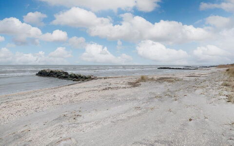 Gonda - 500M from the Sea: Toit, Maison, Domicile, Chalet, Siding, Biens, Allée, Batiments Jardin, Cour, Cabanon