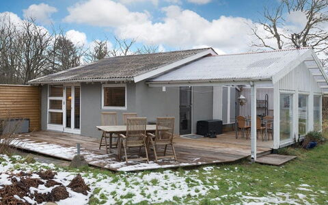 Gonda - 500M from the Sea: Toit, Maison, Domicile, Chalet, Siding, Biens, Allée, Batiments Jardin, Cour, Cabanon