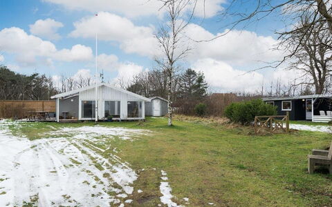 Gonda - 500M from the Sea: Toit, Maison, Domicile, Chalet, Siding, Biens, Allée, Batiments Jardin, Cour, Cabanon