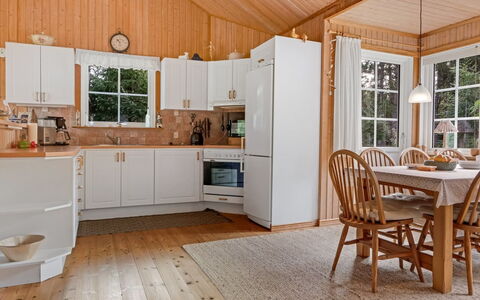 Bernadine - 350M from the Sea: Bois, Domicile, Porche, Plate-Forme, Dur, Toit, Tache De Bois, Parquet, Eco Hôtel