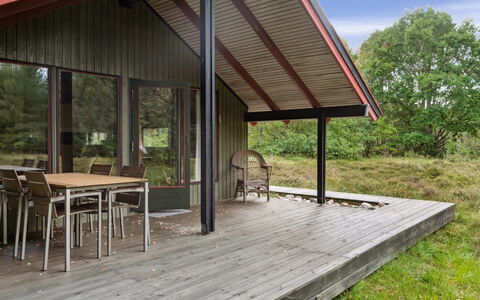 Esteri - 800M from the Sea: Toit, Maison, Domicile, Chalet, Siding, Biens, Allée, Batiments Jardin, Cour, Cabanon