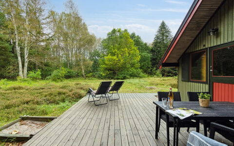 Esteri - 800M from the Sea: Toit, Maison, Domicile, Chalet, Siding, Biens, Allée, Batiments Jardin, Cour, Cabanon