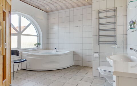 Solvej - 120M from the Sea: Sol, Design Intérieur, Sol, Luminaire Plomberie, Plafond, Pièce, Éclairage, Baignoire, Plomberie, Salle De Bains