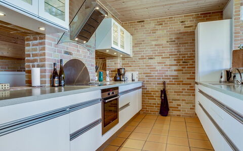 Solvej - 120M from the Sea: Cuisine, Mur, Design Intérieur, Sol, Bois, Comptoir, Meubles, Cabinetry, Plafond, Sol