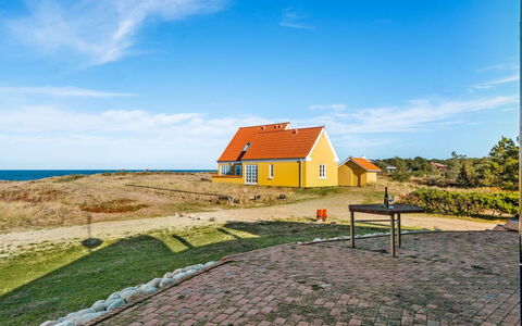 Solvej - 120M from the Sea: Bleu, Maison, Chalet, Paysage, Lot Terre, Domicile, Plaine, Toit, Matin, Lumière Du Soleil