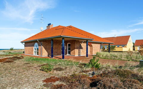 Solvej - 120M from the Sea: Toit, Maison, Domicile, Chalet, Siding, Biens, Allée, Batiments Jardin, Cour, Cabanon