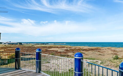 Solvej - 120M from the Sea: Toit, Maison, Domicile, Chalet, Siding, Biens, Allée, Batiments Jardin, Cour, Cabanon