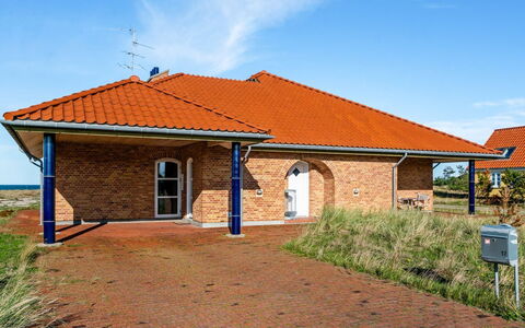 Solvej - 120M from the Sea: Toit, Maison, Domicile, Chalet, Siding, Biens, Allée, Batiments Jardin, Cour, Cabanon