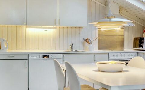 Helmtrud - 500M from the Sea: Design Intérieur, Sol, Cuisine, Luminaire, Comptoir, Plafond, Bois, Sol, Appareil De Cuisine, Éclairage