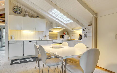 Helmtrud - 500M from the Sea: Design Intérieur, Sol, Plafond, Bois, Meubles, Sol, Luminaire, Cuisine, Éclairage, Table Cuisine Et Salle A Manger