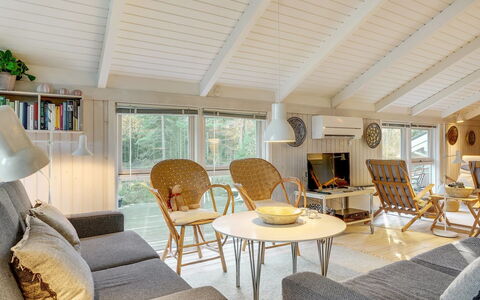 Helmtrud - 500M from the Sea: Meubles, Design Intérieur, Sol, Sol, Canapé, Bois, Plafond, Salon, Luminaire, Chaise