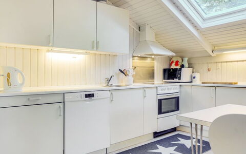 Helmtrud - 500M from the Sea: Sol, Bois, Plafond, Design Intérieur, Principaux Appliance, Sol, Parquet, Cuisine, Appareil De Cuisine, Domicile