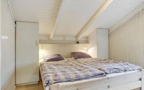 Helmtrud - 500M from the Sea: Bois, Chambre, Design Intérieur, Sol, Sol, Plafond, Lit, Meubles, Pièce, Literie