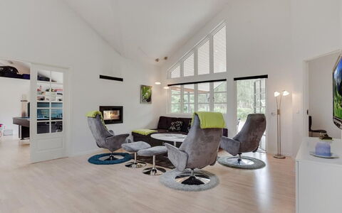 Beka - 500M from the Sea: Meubles, Design Intérieur, Canapé, Sol, Salon, Bois, Plafond, Domicile, Sol, Appartement