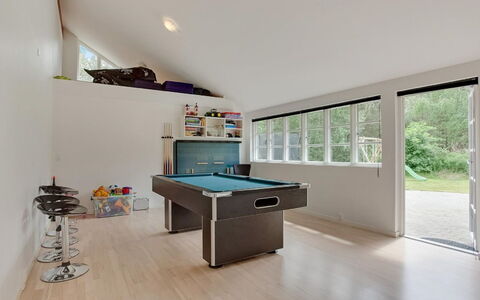 Beka - 500M from the Sea: Design Intérieur, Plafond, Appartement, Sol, Meubles, Sol, Pièce, Éclairage, Domicile, Canapé