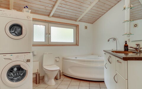 Thomasine - 1.5Km from the Sea: Luminaire Plomberie, Sol, Sol, Design Intérieur, Bois, Plafond, Robinet, Évier, Plomberie, Salle De Bains