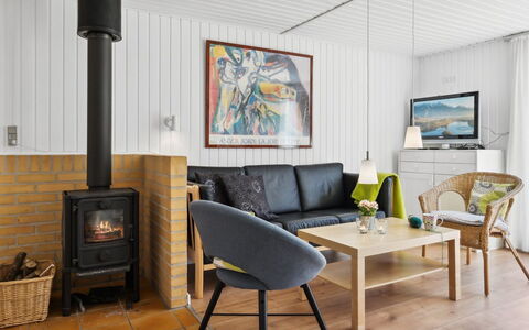 Apoline - 5Km from the Sea: Toit, Maison, Domicile, Chalet, Siding, Biens, Allée, Batiments Jardin, Cour, Cabanon