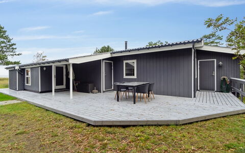 Djuna - 200M from the Sea: Bois, Toit, Maison, Chalet, Porte, Domicile, Siding, Lot Terre, Batiments Jardin, Cabanon