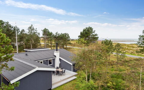 Djuna - 200M from the Sea: Bois, Toit, Maison, Chalet, Porte, Domicile, Siding, Lot Terre, Batiments Jardin, Cabanon