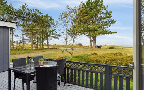 Djuna - 200M from the Sea: Bois, Toit, Maison, Chalet, Porte, Domicile, Siding, Lot Terre, Batiments Jardin, Cabanon