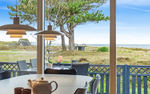 Djuna - 200M from the Sea: Bois, Toit, Maison, Chalet, Porte, Domicile, Siding, Lot Terre, Batiments Jardin, Cabanon