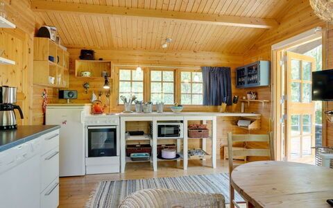 Ascen - 300M from the Sea: Cuisine, Meubles, Bois, Plafond, Design Intérieur, Comptoir, Sol, Appareil De Cuisine, Principaux Appliance, Cabinetry