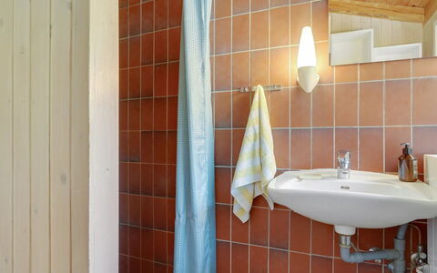 Thorger - 5Km from the Sea: Lavabo, Luminaire Plomberie, Salle De Bains, Évier, Design Intérieur, Sol, Robinet, Plomberie, Sol, Tuile