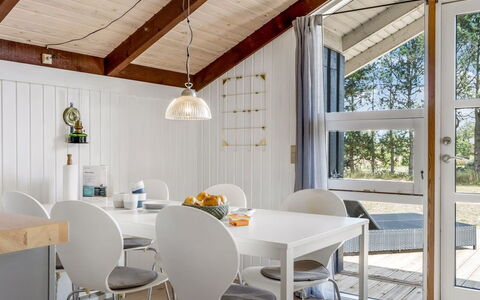 Eliana - 350M from the Sea: Meubles, Design Intérieur, Luminaire, Sol, Bois, Plafond, Table Cuisine Et Salle A Manger, Chaise, Table, Salle À Manger