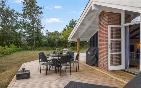 Eliana - 350M from the Sea: Bois, Meubles, Mobilier De Jardin, Chalet, Domicile, Porche, Chaise, Toit, Porte, Ombre