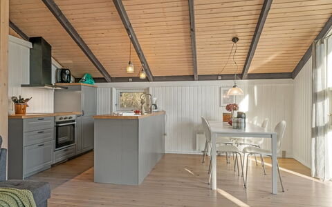 Eliana - 350M from the Sea: Maison, Domicile, Toit, Chalet, Biens, Aménagement Paysager, Batiments Jardin, Siding, Ferme