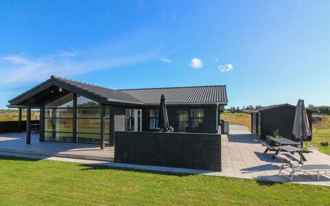 Ariadne - 900M from the Sea: Appartement, Ombre, Balcon, Chaise, Clôture, Mobilier De Jardin, Aluminium, Gazon Artificiel