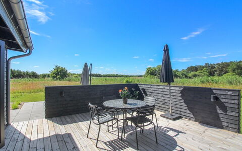 Ariadne - 900M from the Sea: Appartement, Ombre, Balcon, Chaise, Clôture, Mobilier De Jardin, Aluminium, Gazon Artificiel