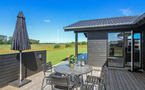 Ariadne - 900M from the Sea: Appartement, Ombre, Balcon, Chaise, Clôture, Mobilier De Jardin, Aluminium, Gazon Artificiel