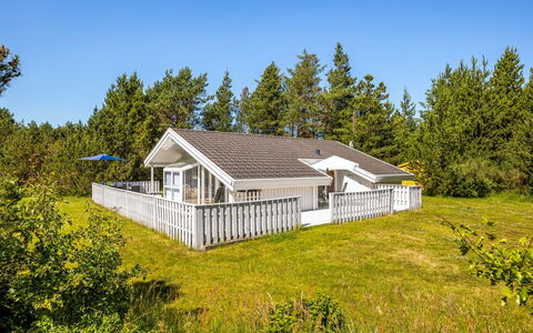 Imka - 900M from the Sea: Bois, Toit, Architecture, Domicile, Maison, Chalet, Siding, Dur, Pente, Biens