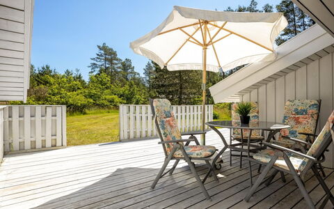 Imka - 900M from the Sea: Bois, Toit, Architecture, Domicile, Maison, Chalet, Siding, Dur, Pente, Biens