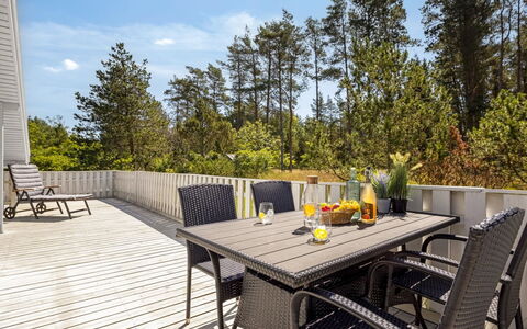 Imka - 900M from the Sea: Bois, Toit, Architecture, Domicile, Maison, Chalet, Siding, Dur, Pente, Biens