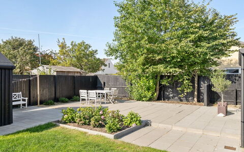 Evgenia - 950M from the Sea: Arbuste, Jardin, Ombre, Arrière-Cour, Mobilier De Jardin, Suppression Des Plantes Ligneuses, Aménagement Paysager, Cour, Pelouse, Cour