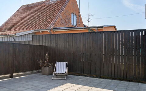 Evgenia - 950M from the Sea: Bois, Composite, Dur, Accueil Escrime, Clôture, Ombre, Planche, Béton, Tache De Bois