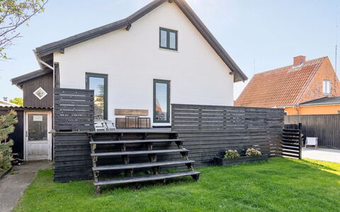 Evgenia - 950M from the Sea: Bois, Maison, Domicile, Siding, Toit, Chalet, Zone Résidentielle, Porche, Porte, Composite