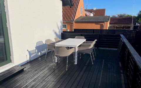 Evgenia - 950M from the Sea: Bois, Parquet, Sol, Sol, Plate-Forme, Dur, Composite, Planche, Tache De Bois, Balcon