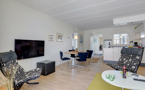 Shana - 800M from the Sea: Design Intérieur, Meubles, Sol, Sol, Mur, Plafond, Bois, Pièce, Canapé, Salon